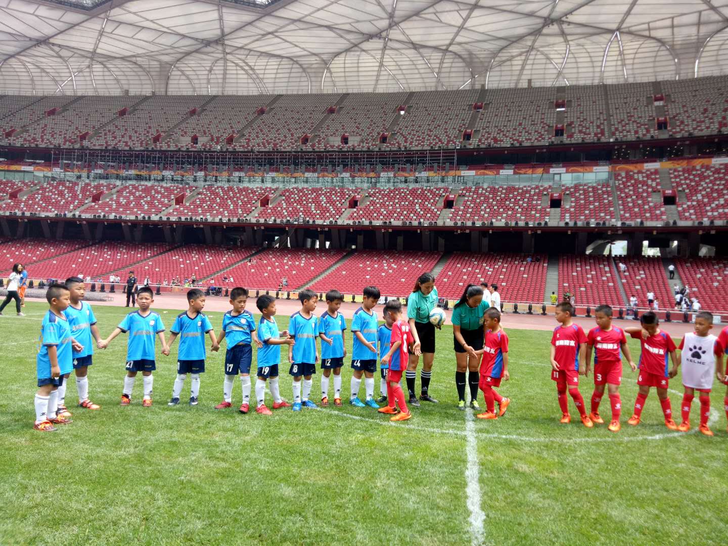 学代表保定市在鸟巢参加全国少儿足球星计划足