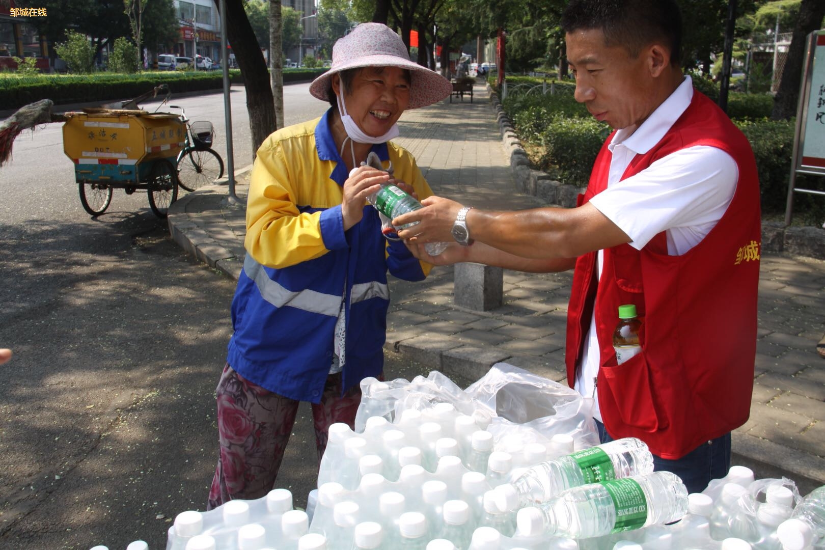 爱心志愿者向环卫工人送清爽活动一、活动主题