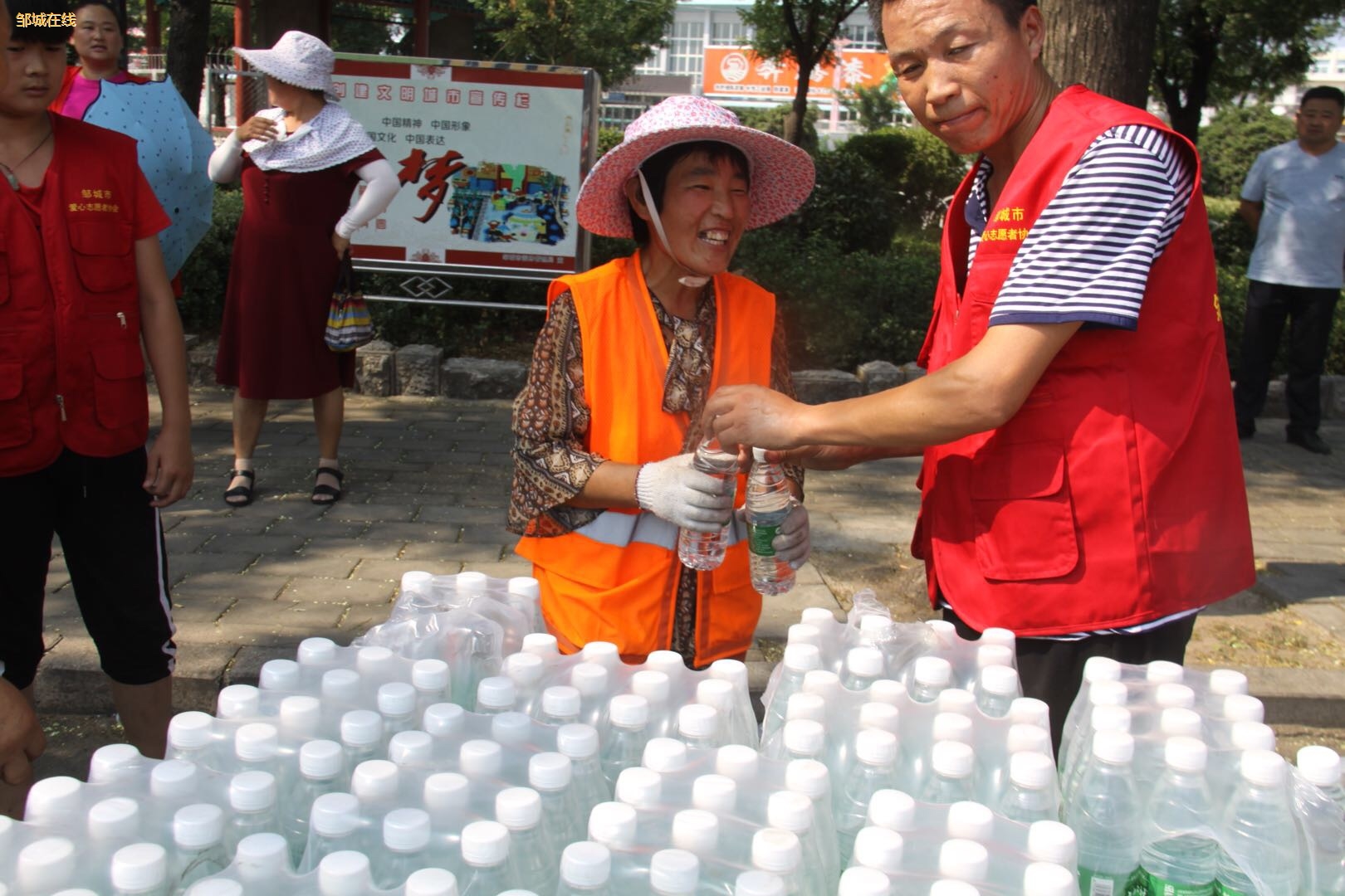 爱心志愿者向环卫工人送清爽活动一、活动主题