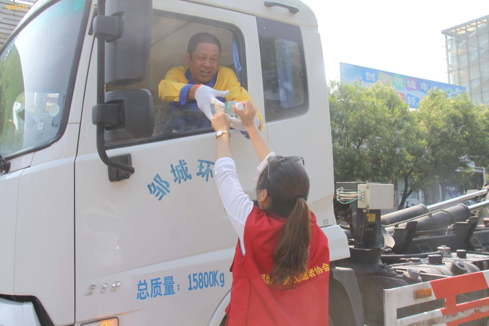 爱心志愿者向环卫工人送清爽活动一、活动主题