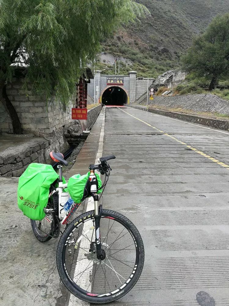 今日行程:禾尼(海拔4160)→海子山(4700)→德达乡(3620)→拉纳山隧道
