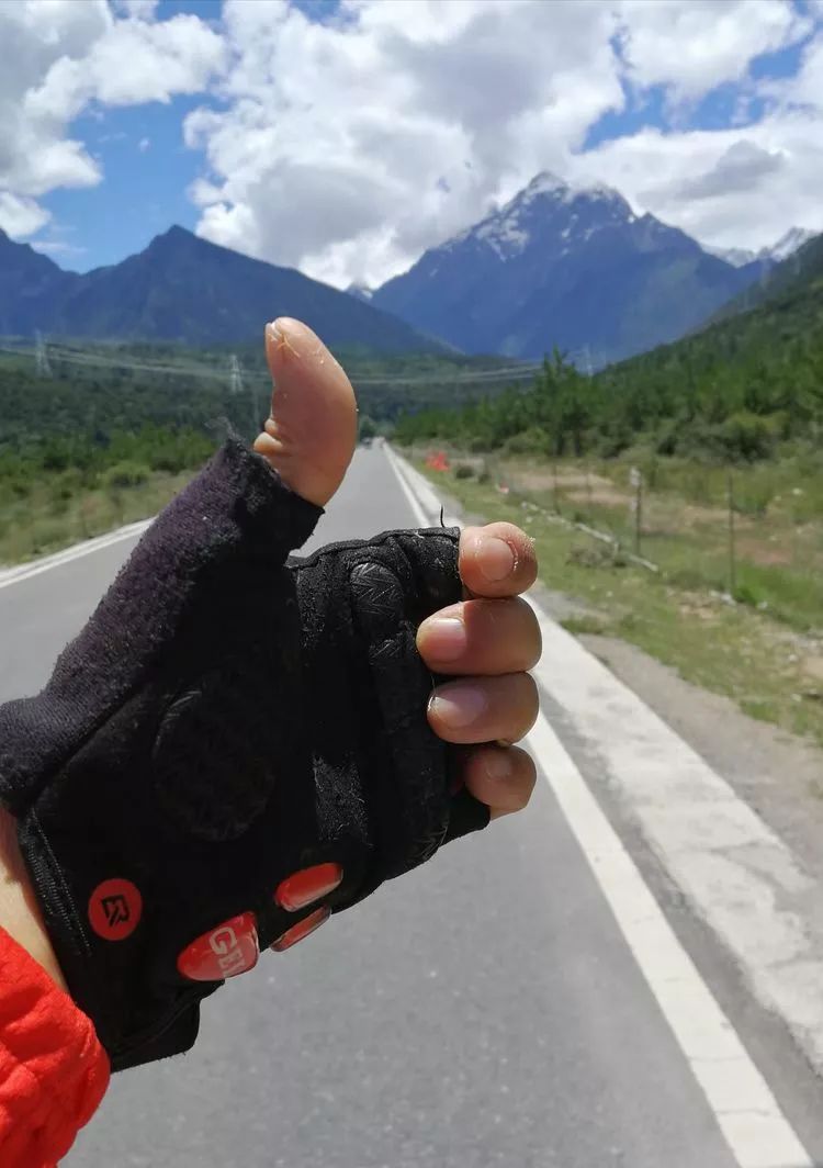 我们都会互相这样鼓劲,另外也有许多自驾的,骑摩托车的等等,遇到我们