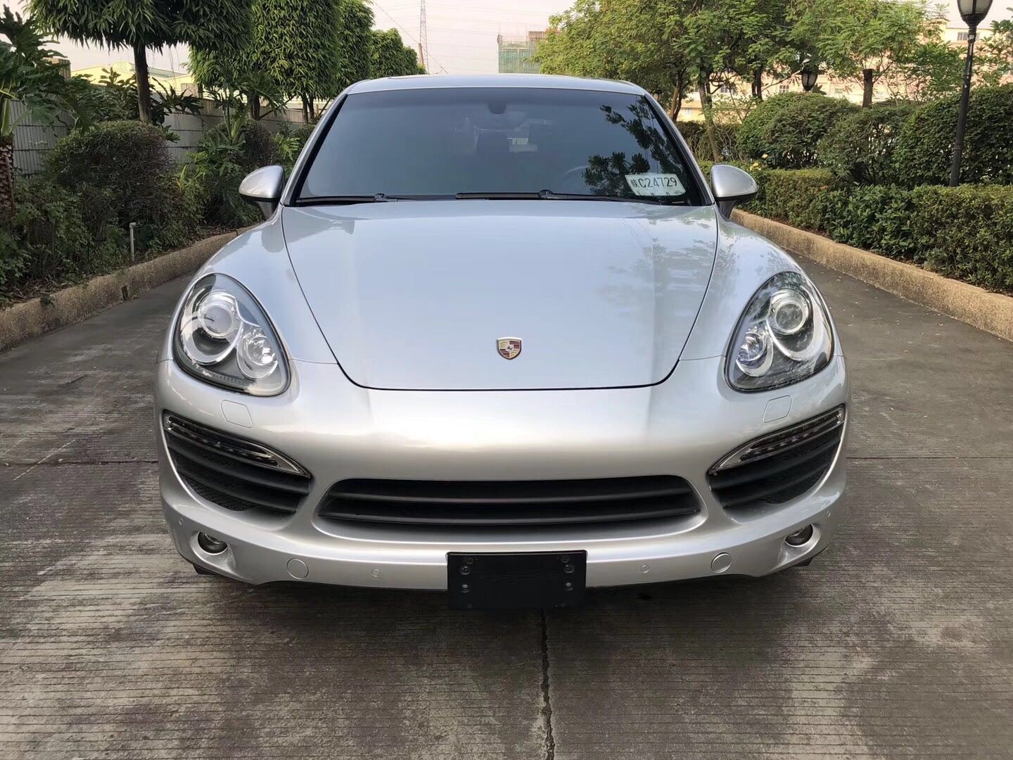 2013保时捷卡宴4.8s银色黑笼