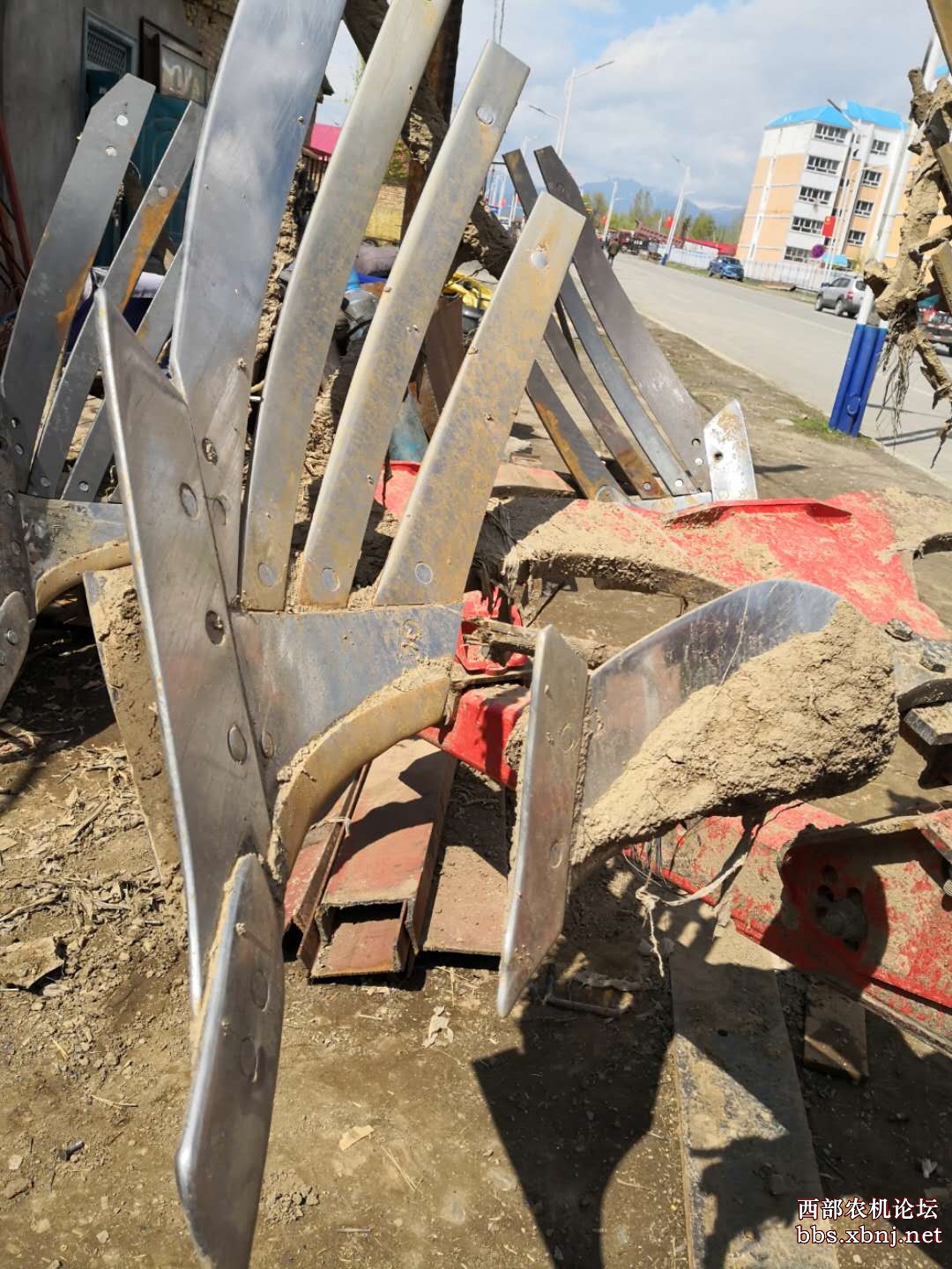 另有贝松犁盒子3个出售,12套拉贝犁头带删条出售,另有贝松配件出售!