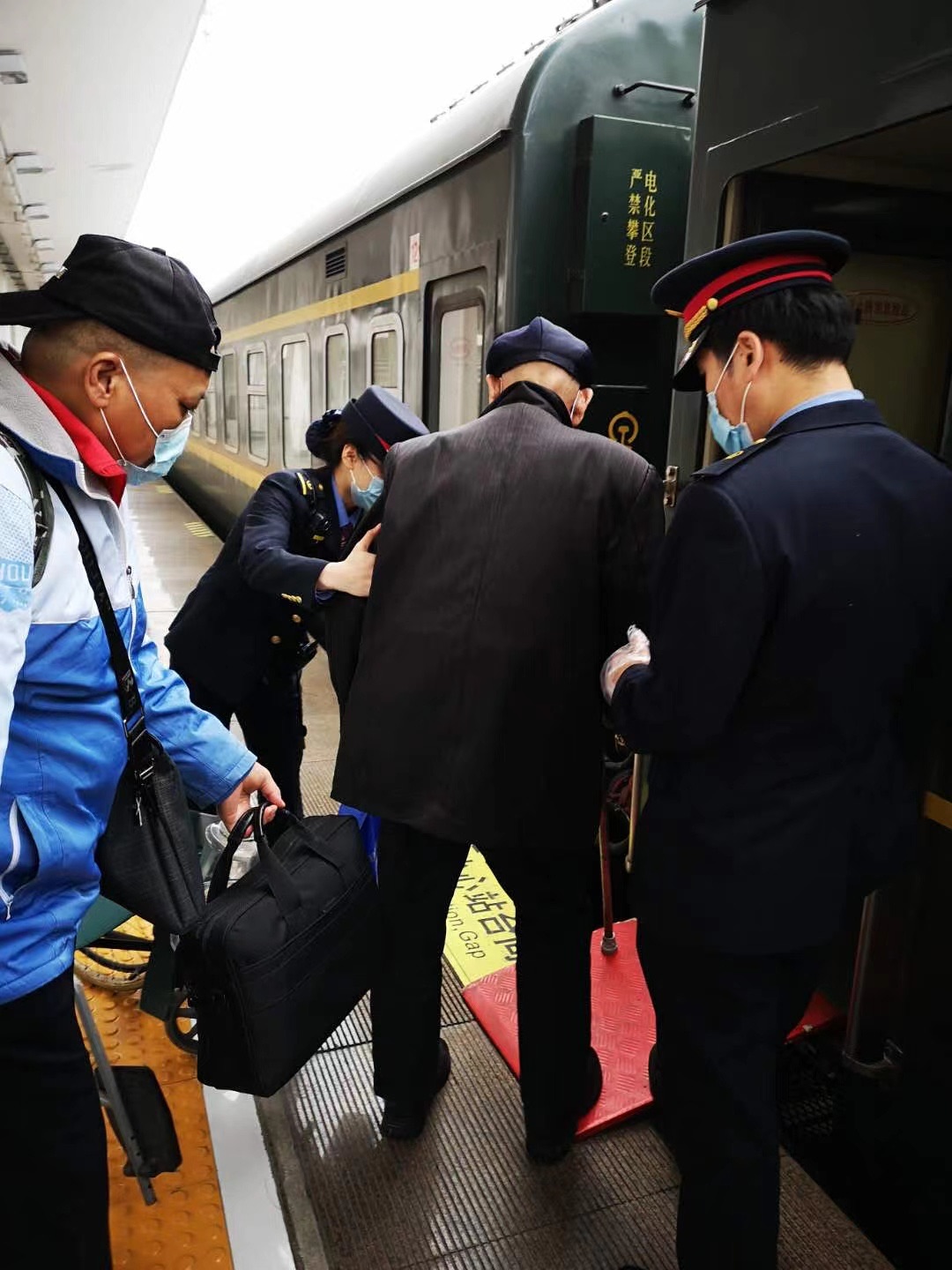 上前询问得知乘坐k726次