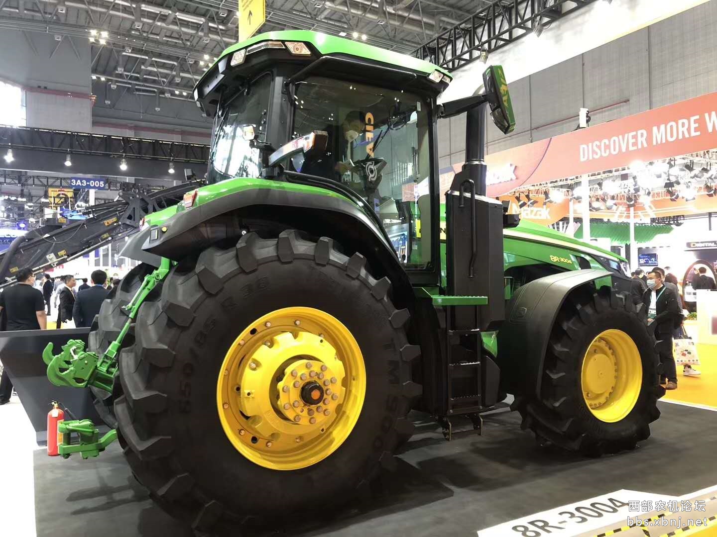 约翰迪尔8r3004拖拉机亮相2020中国国际进口博览会!