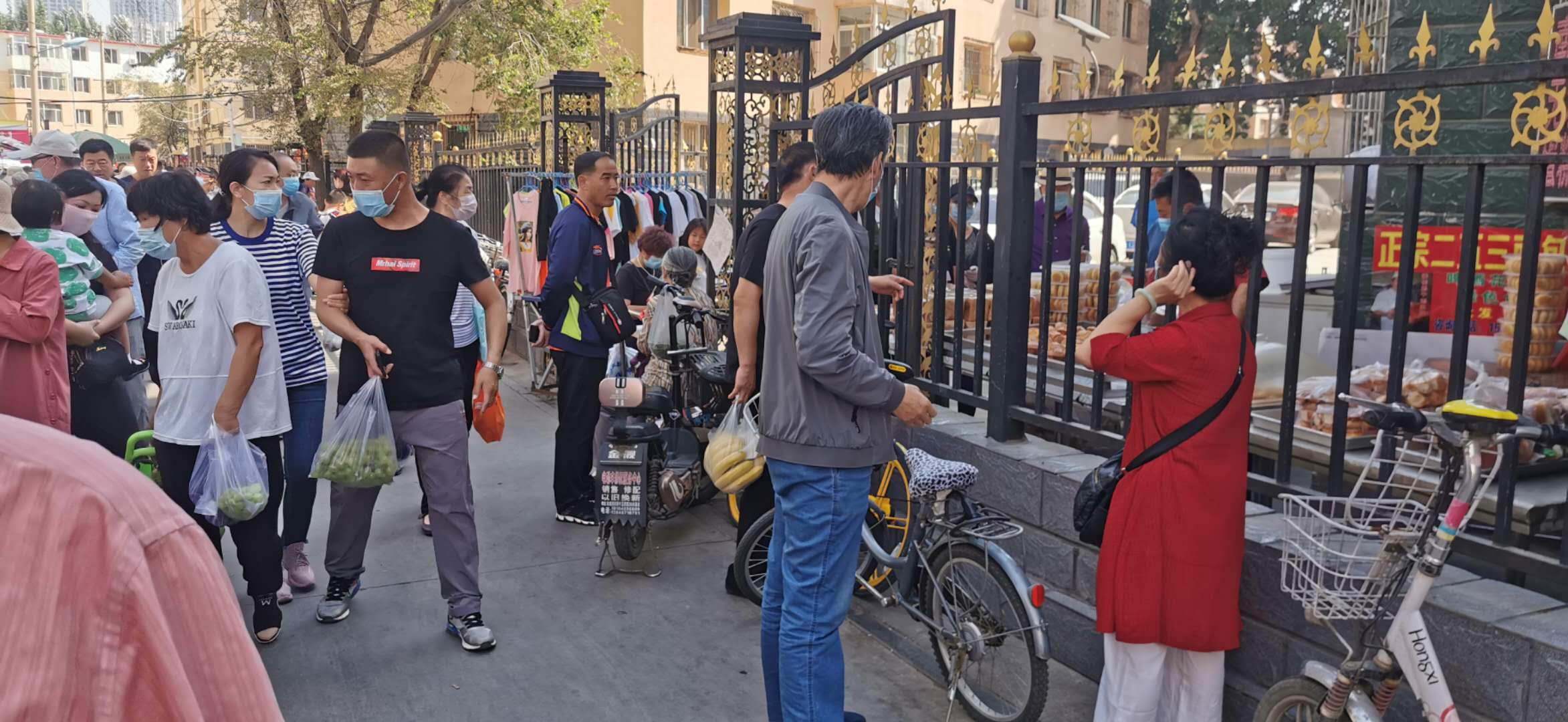 玉泉區建華街髒亂差的街道,有家難回,小商小販從街道擺到小區院 _微