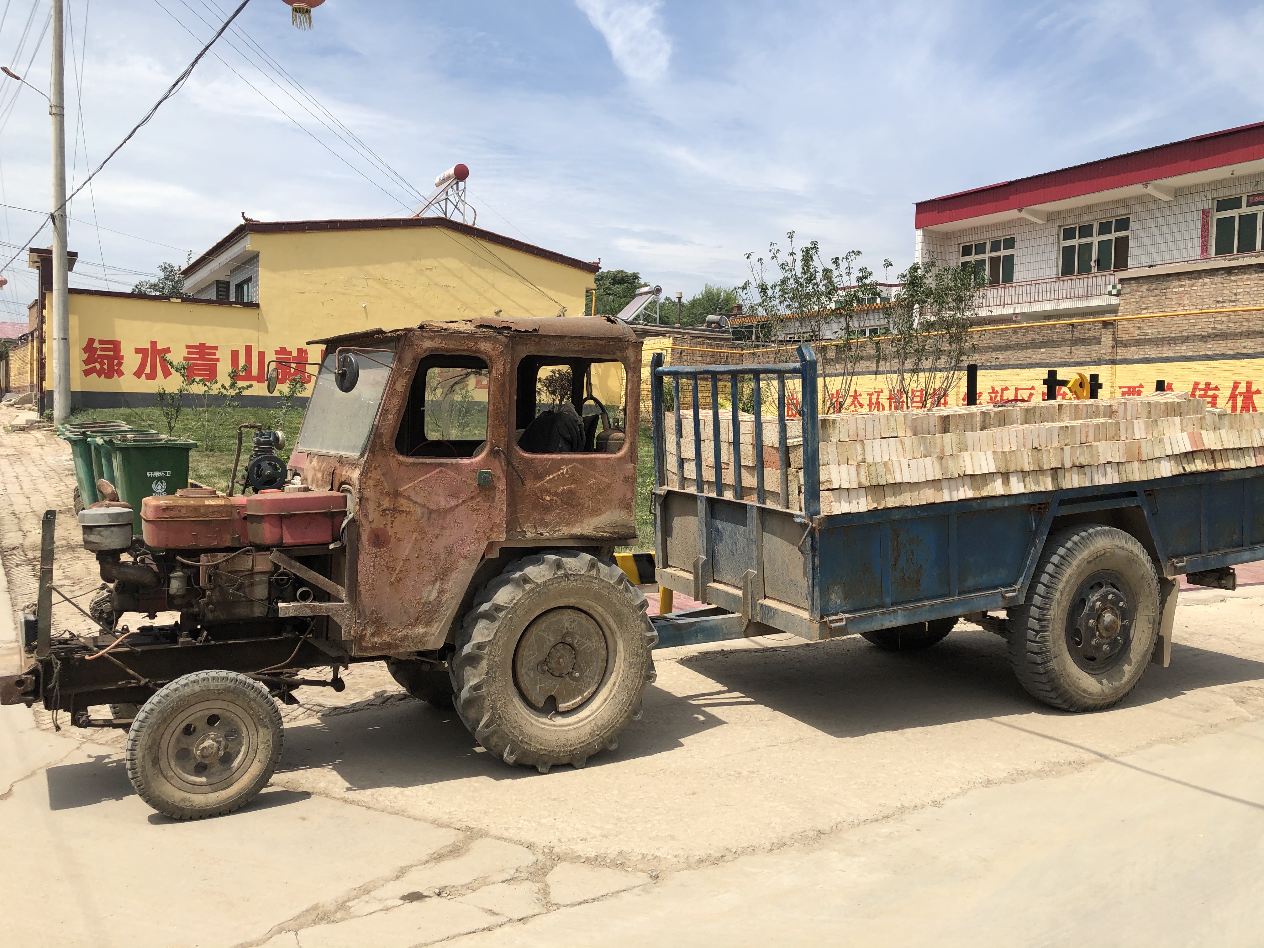 同口某村看到的耐用的拖拉机.
