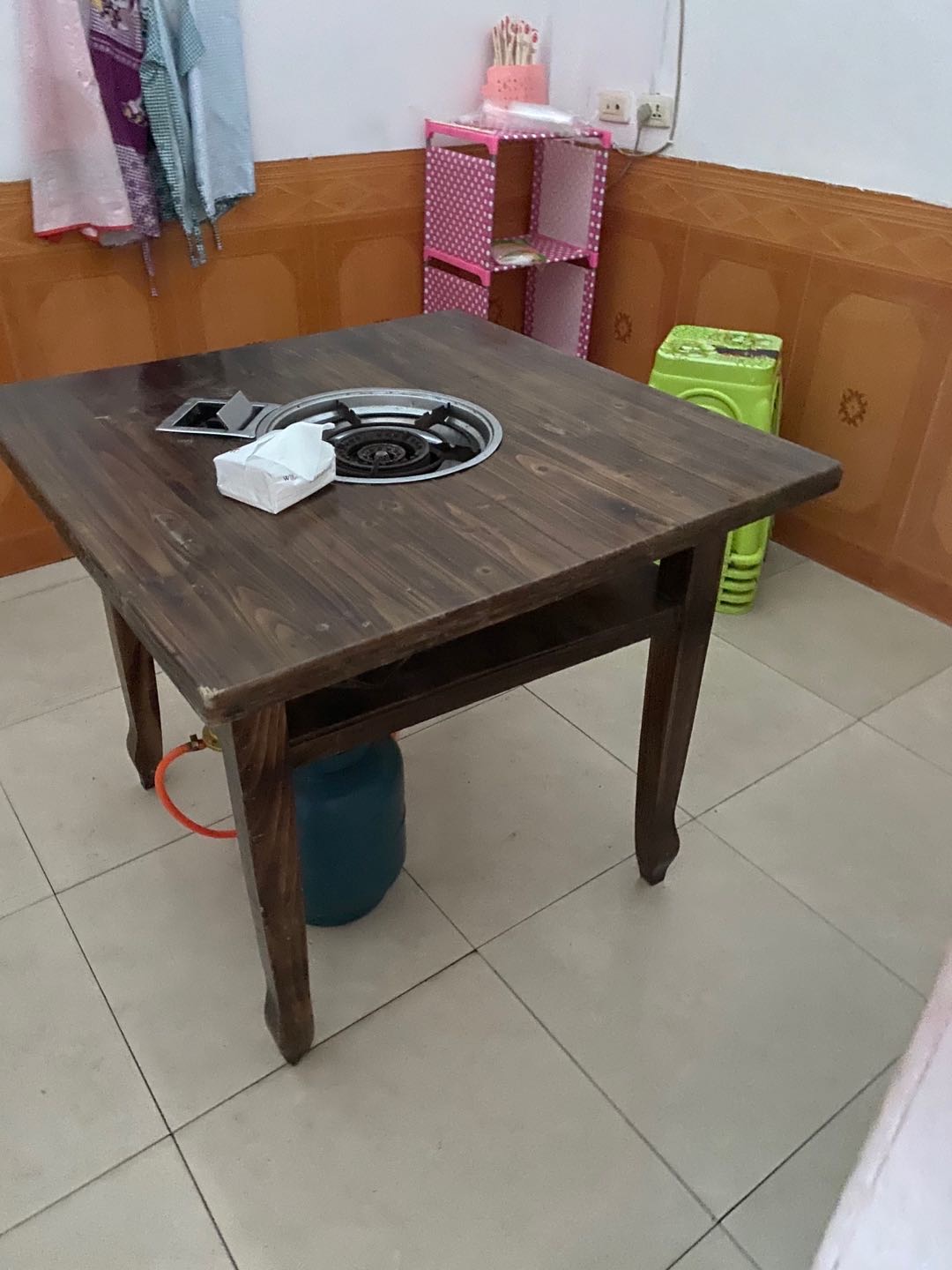 然后处理一些烙锅桌子,冰箱,冰柜,消毒柜,还有回风炉.