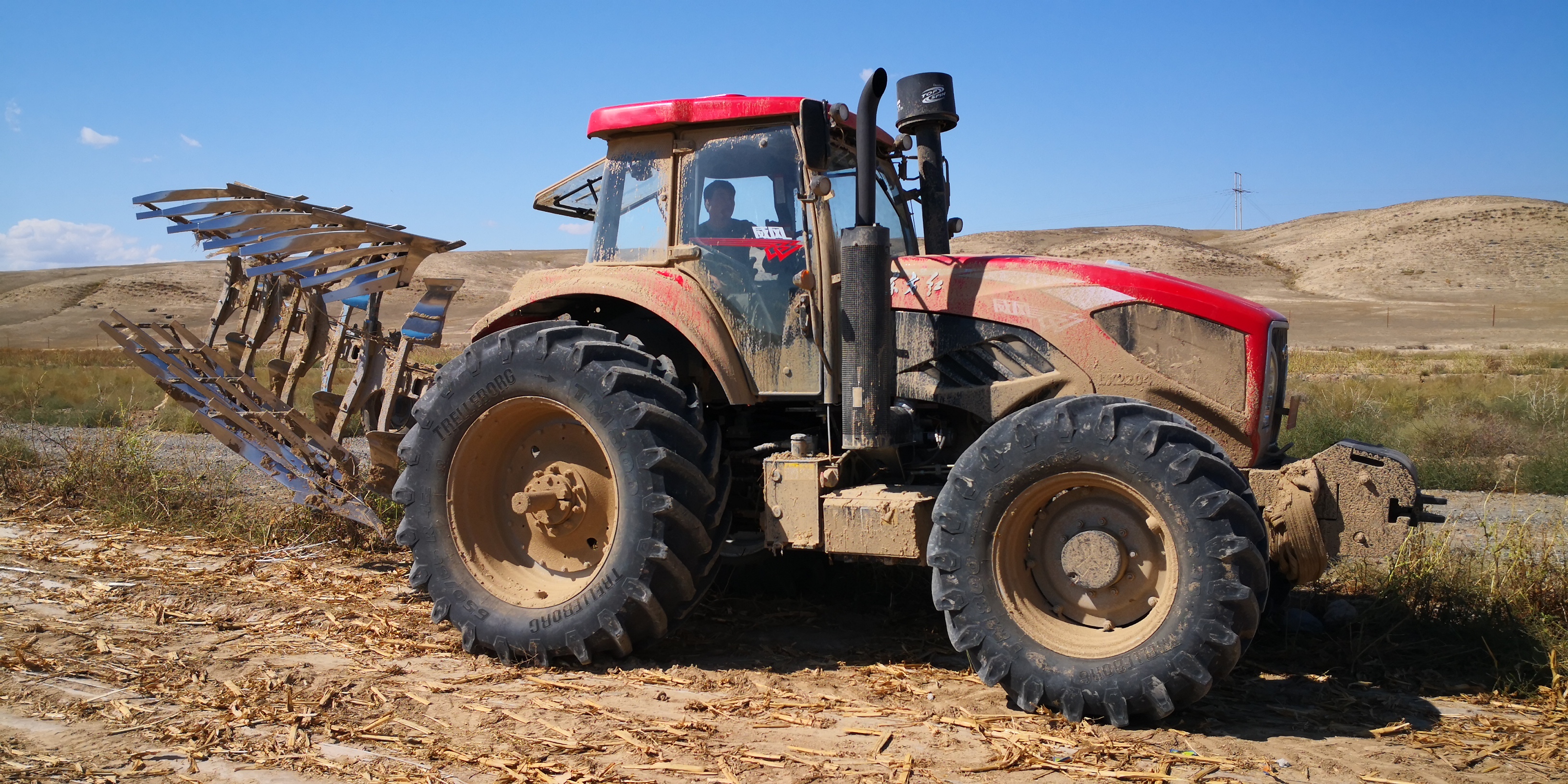 【直播】东方红lx2204 拉贝大四铧犁青贮玉米地!