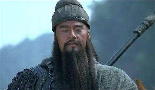 颜老板一出马就揍得曹家大将溃不成军,但刘备的二弟关羽也恰好在曹家