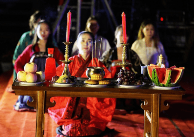 赏月赏月的风俗来源于祭月,严肃的祭祀变成了轻松的欢娱,据说此夜月球