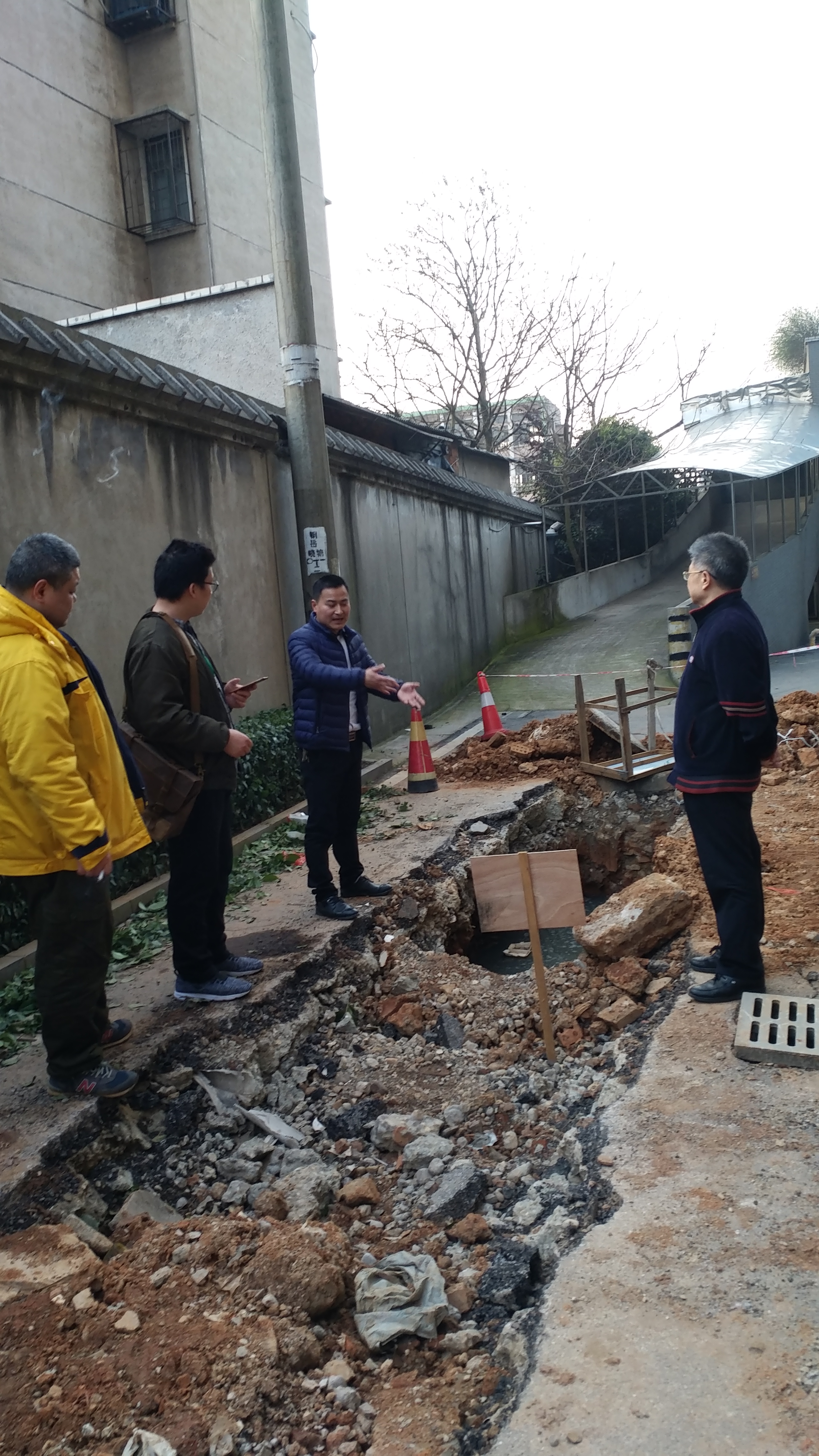 小區主排汙管道上面的2根燃氣管道長期被糞水淹埋的2根燃氣管道首次