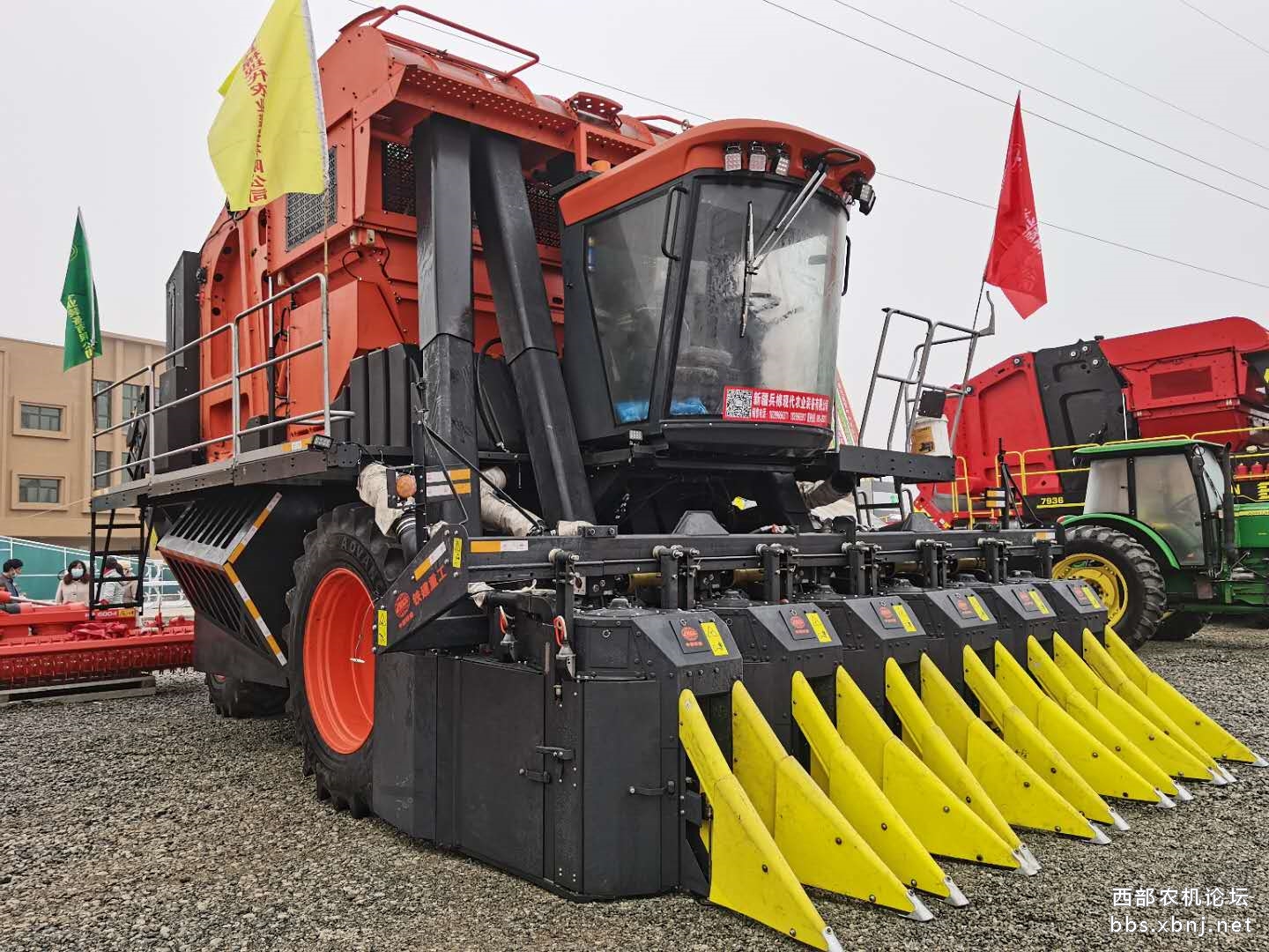 2020年新疆农机行业的明星产品---铁建重工六行打包采棉机也参加了